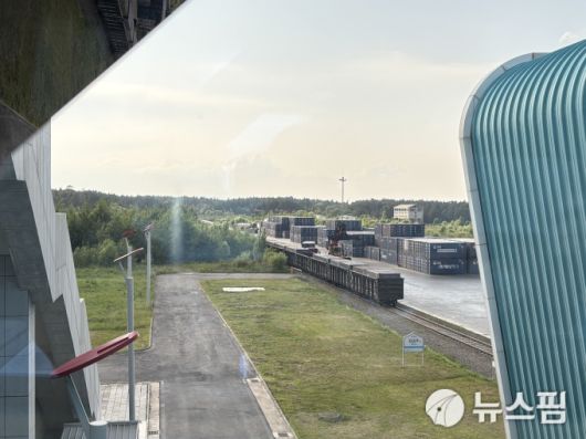 [중국(연길)=뉴스핌] 조민교 기자 = 철도 우선권을 확보한 농심 공장에서 철도가 출발하고 있다. 2025.06.19 whalsry94@newspim.com