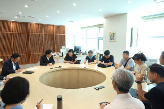 경기도가 화성 전지공장 화재사고 1주기를 맞아, 참사의 전말과 원인, 대응 및 정책 전환의 과정을 담은 종합보고서 《눈물까지 통역해 달라 – 경기도 전지공장 화재사고, 그 기록과 과제》를 오는 24일 발간한다. [사진=경기도]