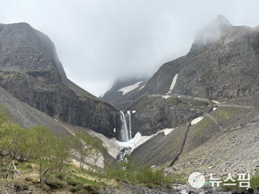 [중국(연길)=뉴스핌] 조민교 기자 = 백두산 장대폭포의 모습. 안개가 자욱해 천지는 볼 수 없었다. 2025.06.19 whalsry94@newspim.com