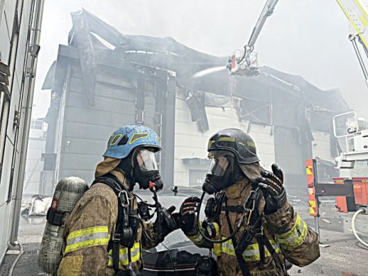 경기도가 화성 전지공장 화재사고 1주기를 맞아, 참사의 전말과 원인, 대응 및 정책 전환의 과정을 담은 종합보고서 《눈물까지 통역해 달라 – 경기도 전지공장 화재사고, 그 기록과 과제》를 오는 24일 발간한다. [사진=경기도]