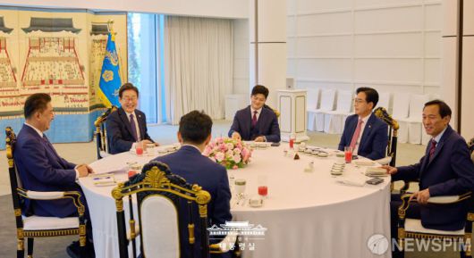 [서울=뉴스핌] 이재명 대통령이 지난 22일 서울 한남동 관저에서 여야 지도부 회동을 열고 있다. 이 자리에는 이 대통령, 김용태 국민의힘 비상대책위원장, 송언석 원내대표, 우상호 정무수석, 강훈식 비서실장, 김병기 더불어민주당 대표 직무대행 겸 원내대표가 참석했다. [사진=대통령실] 2025.06.23 photo@newspim.com