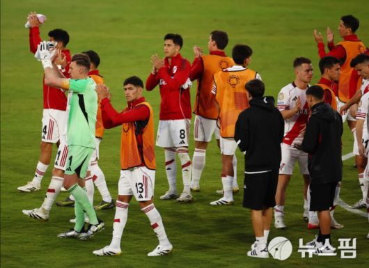 [패서디나 로이터 =뉴스핌] 박상욱 기자 = 리버 플레이트 선수들이 22일 FIFA 클럽월드컵 E조 조별리그 2차전을 마치고 팬들에게 있다. 2025.6.22 psoq1337@newspim.com