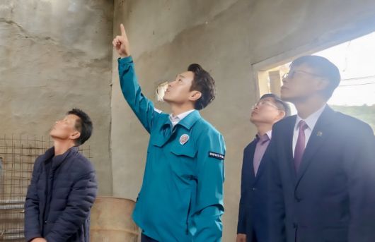 경남도의회 정재욱 의원이 노후 새마을창고 실태를 점검하고 있다. [사진=경남도의회] 2025.06.23