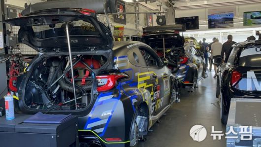 [뉘르부르크링(독일)=뉴스핌] 조수빈 기자 = 피트 뒤편에서 볼 수 있는 토요타 차량들의 정비 모습. [사진=조수빈 기자] 2025.06.22 beans@newspim.com