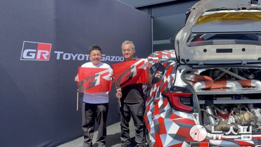 [뉘르부르크링(독일)=뉴스핌] 조수빈 기자 = 20일(현지시간) 토요타 부스에서 타카하시 토모야 가주 레이싱(GR) 대표이사 사장(우)과 히라타 야스오 수석 메카닉을 만나 인터뷰를 진행했다. [사진=조수빈 기자] 2025.06.22 beans@newspim.com