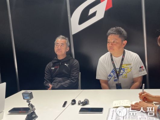 [뉘르부르크링(독일)=뉴스핌] 조수빈 기자 = 20일(현지시간) 토요타 부스에서 타카하시 토모야 가주 레이싱(GR) 대표이사 사장(우)과 히라타 야스오 수석 메카닉을 만나 인터뷰를 진행했다. [사진=조수빈 기자] 2025.06.22 beans@newspim.com