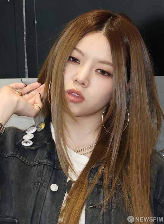 [서울=뉴스핌] 정일구 기자 = 신인 혼성 그룹 올데이 프로젝트(ALLDAY PROJECT) 영서가 23일 오후 서울 강남구 일상비일상의틈byU+에서 열린 데뷔 기념 팝업 스토어 포토콜 행사에서 포즈를 취하고 있다. 정유경 신세계 회장의 장녀 애니(본명 문서윤)가 멤버로 포함돼 화제를 모은 '올데이 프로젝트는 이날 오후 6시 싱글 '페이머스(FAMOUS)'로 정식 데뷔한다. 2025.06.23 mironj19@newspim.com