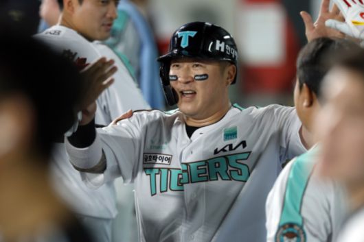 [서울=뉴스핌] 지난 19일 광주 kt전에서 KIA의 최형우가 더그아웃에서 환영받고 있다. [사진 = KIA] 2025.06.19 wcn05002@newspim.com