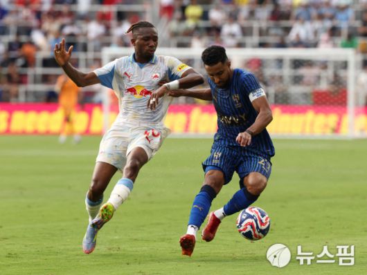 [워싱턴 로이터=뉴스핌] 손지호 기자 = 알힐랄의 살렘 알 다우사리(오른쪽)가 23일(한국시간) 열린 2025 국제축구연맹(FIFA) 클럽월드컵 H조 2차전 잘츠부르크와 경기에서 잘츠부르크의 에드먼드 바이두와 경합하고 있다. 2025.06.23 thswlgh50@newspim.com