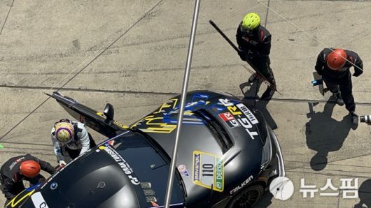 [뉘르부르크링(독일)=뉴스핌] 조수빈 기자 = 21일(현지시간) 뉘르부르크링 24시 경기 시작 전 워밍업 중 피트인에서 차량 점검을 진행하고 있는 GR 수프라 GT4 Evo2 차량. [사진=조수빈 기자] 2025.06.22 beans@newspim.com