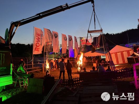 [뉘르부르크링(독일)=뉴스핌] 조수빈 기자 = 야간 레이스를 응원하는 현지 관람객들. [사진=조수빈 기자] 2025.06.22 beans@newspim.com