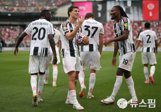 [필라델피아 로이터=뉴스핌] 손지호 기자 = 유벤투스의 케난 일디즈(가운데)가 23일(한국시간) 열린 2025 국제축구연맹(FIFA) 클럽월드컵 G조 2차전 위다드 카사블랑카(모로코)와 경기에서 팀의 세 번째 골을 넣은 걸 축하하고 있다. 2025.06.23 thswlgh50@newspim.com