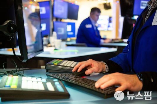 미국 뉴욕증권거래소 플로어에서 근무 중인 트레이더 [사진=블룸버그통신]