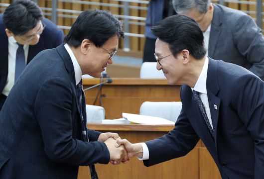 [서울=뉴스핌] 정일구 기자 = 김민석 국무총리 후보자가 24일 오전 서울 여의도 국회에서 열린 인사청문회에서 황운하 조국혁신당 의원과 인사하고 있다. 2025.06.24 mironj19@newspim.com