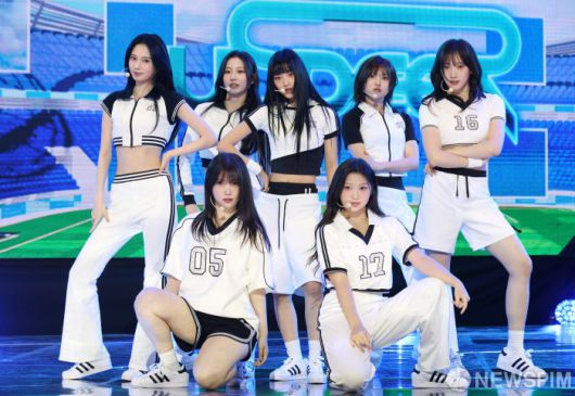 [서울=뉴스핌] 김학선 기자 = 신인 걸그룹 유스피어(여원, 소이, 시안, 서유, 다온, 채나, 로아)가 4일 서울 마포구 상암동 SBS프리즘타워에서 열린 데뷔 앨범 발매 미디어 쇼케이스에서 타이틀곡 '줌'(ZOOM) 무대를 선보이고 있다. 2025.06.04 yooksa@newspim.com