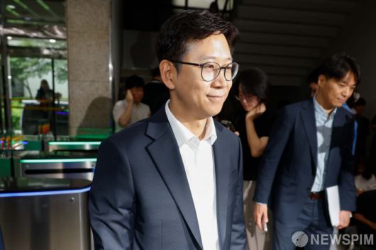 [서울=뉴스핌] 류기찬 인턴기자 = 과기정통부 장관 후보자로 지명된 배경훈 LG AI연구원장이 24일 오전 서울 종로구 광화문우체국에 마련된 인사청문회 준비 사무실로 출근하고 있다. 2025.06.24 ryuchan0925@newspim.com