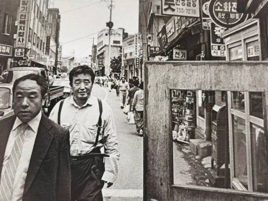 [서울=뉴스핌]이영란 미술전문기자=1986년 서울 인사동 거리를 걷는 정기용 원화랑 대표(왼쪽)와 백남준 작가. [사진=강운구] 2025.06.24 art29@newspim.com