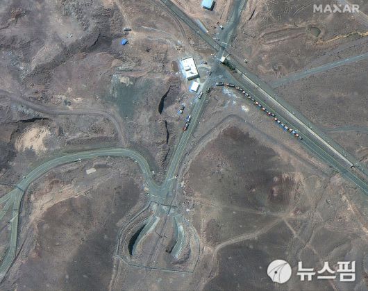 지난 19일(현지시간) 막사 테크놀로지가 촬영한 이란 포르도 핵 시설 입구에서 포착된 긴 트럭 행렬 위성 사진. [사진=로이터 뉴스핌]