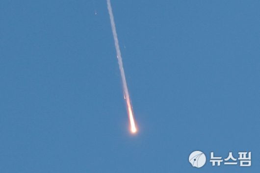 24일(현지시간) 이란에서 발사된 미사일이 요르단강 서안지구의 이스라엘 점령지인 투바스에서 포착된 모습. [사진=로이터 뉴스핌]