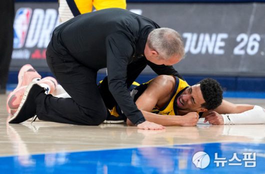 [오클라호마시티 로이터=뉴스핌] 장환수 스포츠전문기자= 인디애나 에이스 타이리스 할리버튼이 23일 오클라호마시티와 파이널 7차전 원정경기에서 1쿼터 막판 코트에 쓰러져 있다. 옆은 릭 칼라일 감독. 2025.06.24 zangpabo@newspim.com