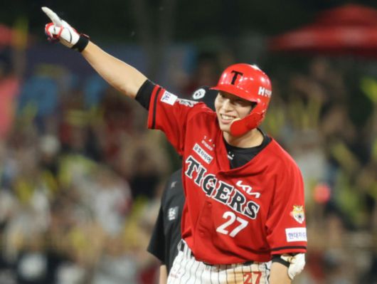 [서울=뉴스핌] 지난 11일 광주 삼성전에서 KIA의 김호령이 6회 2타점 적시타를 친 뒤 환호하고 있다. [사진 = KIA] 2025.06.11 wcn05002@newspim.com