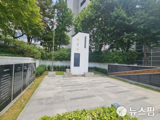 [서울=뉴스핌] 조준경 기자 = 서울시 종로구 서울대병원 후문에 서 있는 '이름 모를 자유 전사의 비' 2025.06.25 calebcao@newspim.com