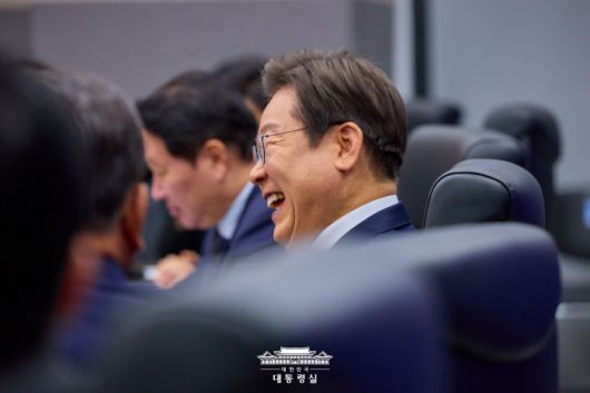 [서울=뉴스핌] 이재명 대통령이 지난 20일 울산전시컨벤션센터에서 열린 인공지능(AI) 글로벌 협력 기업 간담회에서 미소를 짓고 있다. [사진=대통령실] 2025.06.21 photo@newspim.com