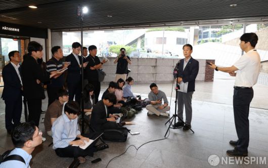 [서울=뉴스핌] 정일구 기자 = 권오을 국가보훈부 장관 후보자가 25일 오전 서울 중구 서울스퀘어에 마련된 인사청문회 준비 사무실로 출근하며 취재진 질문에 답하고 있다. 2025.06.25 mironj19@newspim.com