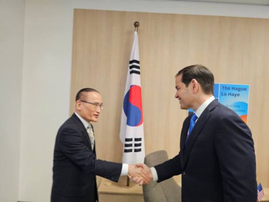 [서울=뉴스핌] 박성준 기자 = 위성락(왼쪽) 대통령실 국가안보실장이 25일(현지시간) 네덜란드 헤이그에서 앨리슨 마르코 루비오 미국 국무장관 겸 국가안보보좌관과 북대서양조약기구(NATO·나토) 정상회의 계기로 만나 면담하고 있다. [사진=대통령실] 2025.06.25 parksj@newspim.com