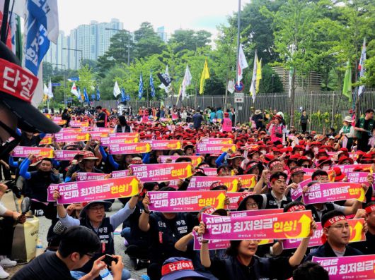 [세종=뉴스핌] 양가희 기자 = 26일 정부세종청사 고용노동부와 보건복지부 사이에서 민주노총과 한국노총 조합원들이 최저임금 인상 촉구 결의대회를 하고 있다. 2025.06.26 sheep@newspim.com