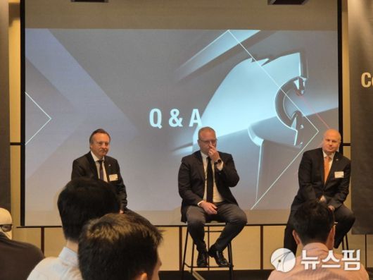 [서울=뉴스핌] 김승현 기자 = 만트럭버스코리아가 그랜드 하얏트 서울에서 기자간담회를 개최했다. (왼쪽부터) 토마스 헤머리히 만트럭버스그룹 세일즈 인터내셔널 총괄 부사장, 예스퍼 나이스트룀 트라톤&만파이낸셜서비스 총괄 디렉터 및 피터 안데르손 만트럭버스코리아 사장이 질의응답을 하고 있다. 2025.06.26 kimsh@newspim.com