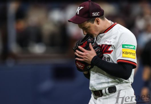 [고척=뉴스핌] 키움의 선발 투수 케니 로젠버그가 6일 고척 LG전에서 5이닝 1실점을 한 뒤 마운드를 내려갔다. [사진 = 키움]  = 2025.06.06 wcn05002@newspim.com