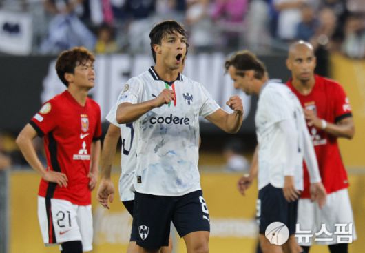 [파사데나 로이터=뉴스핌] 손지호 기자 = 몬테레이의 올리버 토레스(가운데)가 26일(한국시간) 미국 캘리포니아주 패서디나의 로즈 볼 스타디움에서 열린 2025 국제축구연맹(FIFA) 클럽월드컵 조별 리그 E조 최종 3차전 우라와 레드 다이아몬즈와 경기에서 승리 후 축하하고 있다. 2025.06.26 thswlgh50@newspim.com