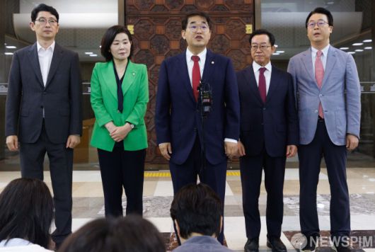 [서울=뉴스핌] 윤창빈 기자 = 이종배 김민석 국무총리 후보자 인사청문특별위원회 위원장을 비롯한 국민의힘 인사청문특위 위원들이 26일 오전 서울 여의도 국회 로텐더홀에서 기자회견을 하고 있다. 2025.06.26 pangbin@newspim.com