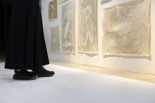 김정모, '당신의 발 밑에서_설치 전경_디테일', 캔버스 위에 발자국, 가변크기, 2021.  [사진=한국문화예술위원회]