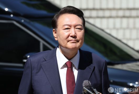 [서울=뉴스핌] 사진공동취재단 = 윤석열 전 대통령이 23일 서울 서초구 서울중앙지방법원에서 열린 내란 우두머리 혐의·직권남용 권리행사 방해 혐의 사건 8차 공판에 출석하고 있다. 2025.06.23 photo@newspim.com