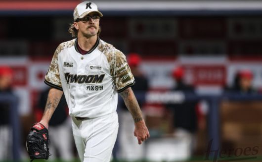 [서울=뉴스핌] 키움의 선발 투수 라클란 웰스가 25일 고척 KIA전에서 3이닝 1실점을 기록한 뒤 마운드를 내려오고 있다. [사진 = 키움] 2025.06.25 wcn05002@newspim.com