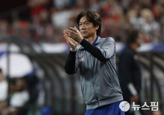 [서울 로이터=뉴스핌] 손지호 인턴기자 = 10일 북중미 월드컵 아시아 3차 예선 B조 10차전 홈 경기에서 한국 남자 축구대표팀 홍명보 감독이 선수들을 격려하고 있다. 2025.06.10 thswlgh50@newspim.com