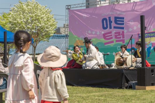 (부산) 공연 관람 어린이들 [사진=예술위]