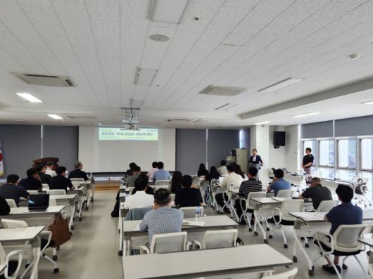 경남 진주시가 27일 진주지식산업센터에서 경남연구원이 주최하는 '2025년 제1회 경상남도 교통정책 포럼'에 참석해 진주형 미래 모빌리티 사업을 설명하여 경남 도내 18개 시군의 대중교통 담당자의 관심을 끌었다. [사진=진주시] 2025.06.27