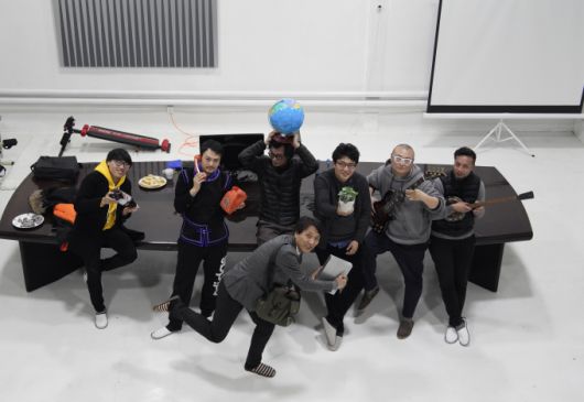 [서울=뉴스핌]이영란 미술전문기자=한중일 아시아 3국의 미술시장 비교연구를 위해 중국 작가 주안치 스튜디오를 방문한  서진수 교수가 중국 미술가들과 포즈를 취했다. 2025.06.27 art29@newspim.com