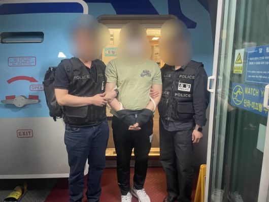 경찰청은 27일 오전 인천국제공항을 통해 11억원 상당의 횡령사범 50대 남성과 160억원 규모의 온라인 도박사이트 운영자 40대 남성을 필리핀에서 붙잡아 강제송환했다. [사진=경찰청]