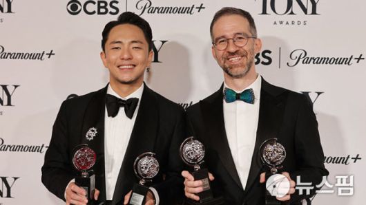 [서울=뉴스핌] 최문선 인턴기자 = 8일 미국 뉴욕에서 열린 제78회 토니상 시상식에서 박천휴 작가와 윌 애런슨 작곡가가 '어쩌면 해피엔딩'으로 수상하며 포즈를 취하고 있다. [사진=로이터 뉴스핌] 2025.06.09 moonddo00@newspim.com