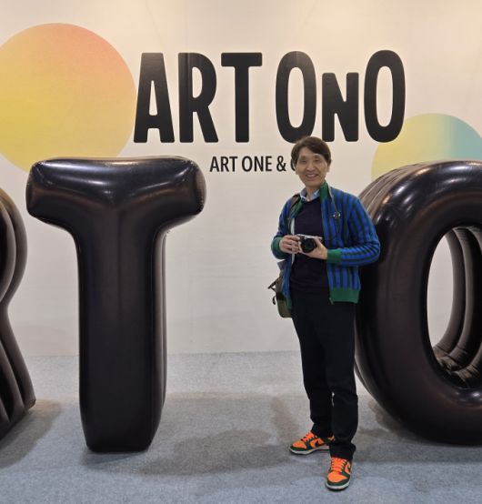 [서울=뉴스핌]이영란 미술전문기자= 젊은 시각의 새로운 아트페어인 '2025 ART OnO'를 찾은 서진수 교수. [사진=서진수 제공] 2025.06.27 art29@newspim.com