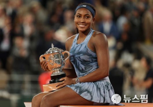 [파리 로이터=뉴스핌] 박상욱 기자= 고프가 7일 프랑스오픈 여자 단식 우승 트로피를 안고 기념 촬영을 하고 있다. 2025.06.07 psoq1337@newspim.com