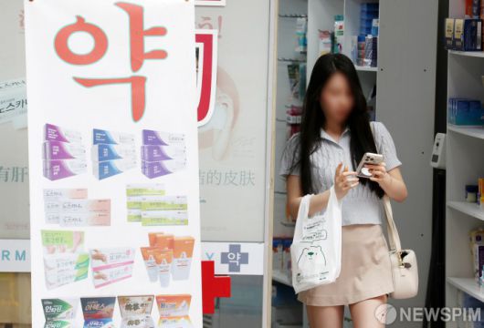 [서울=뉴스핌] 정일구 기자 = 코로나19 위기 경보 단계가 '심각'에서 '경계'로 하향 조정된 1일 오후 서울시내 한 약국에서 시민이 마스크를 벗은 채 나서고 있다. 2023.06.01 mironj19@newspim.com