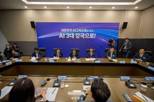 [서울=뉴스핌] 이재명 대통령이 지난 20일 울산전시컨벤션센터에서 열린 인공지능(AI) 글로벌 협력 기업 간담회에 자리하고 있다. [사진=대통령실] 2025.06.21 photo@newspim.com