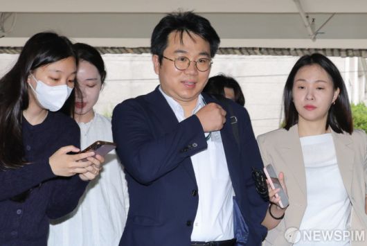 [서울=뉴스핌] 양윤모 기자 = 김건희 여사 의혹을 수사하는 한문혁 부장검사가 27일 오전 서울 서초구 임시사무실에 출근하고 있다. 2025.06.27 yym58@newspim.com