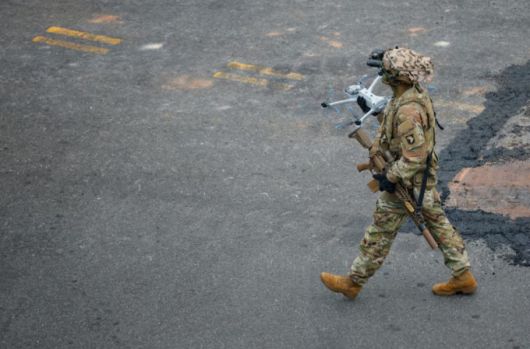 현지 시간 6월 14일 미국 워싱턴 D.C.에서 열린 미 육군창설 250주년 기념 퍼레이드에서 한 병사가 손에 드론을 들고 행진하고 있다.     [서울=뉴스핌]박공식 기자 = 2025.06.27 kongsikpark@newspim.com