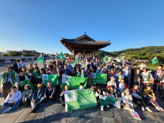 [서울=뉴스핌]이영란 미술전문기자=서진수 교수는 한국에스페란토협회 회장이자 2024 한일에스페란토 공동대회 조직위원장을 역임했다. 사진은 지난해 전주에 운집한 한일 에스페란토회 회원들. [사진=서진수 제공] 2025.06.27 art29@newspim.com
